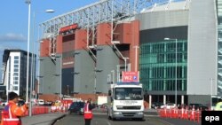 Kendaraan pasukan penjinak bom meninggalkan stadion Old Trafford setelah meledakkan bom dalam sebuah paket tak dikenal, sebelum pertandingan Manchester United lawan Bournemouth (15/5) di Manchester, Inggris. (EPA/Peter Powell)