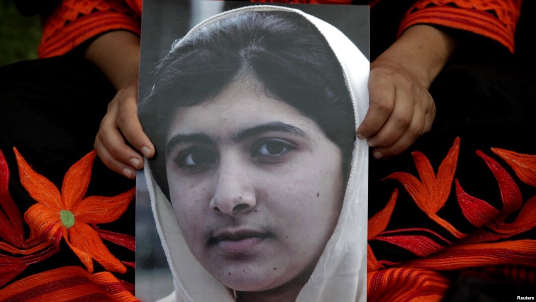 Hình nữ sinh 14 tuổi người Pakistan Malala Yousufzai trong một cuộc biểu tình ở Lahore