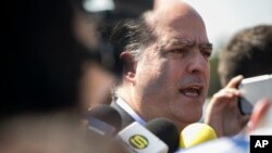 El delegado opositor Julio Borges, presidente de la Asamblea Nacional, dijo a periodistas en Santo Domingo, Rep. Dominicana, que buscan en el diálogo soluciones inmediatas a temas como la escasez de alimentos y medicinas y la lucha por los derechos básicos.