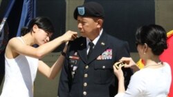 Vợ và con gái cài quân hàm thiếu tướng cho ông Lập Thể Flora, ngày 02/05/202, Richmond, Virginia. Photo Twitter Va National Guard