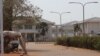 Entrée du Centre hospitalier régional de Lomé-Commun, réquisitionné pour le traitement des personnes atteintes de Covid-19, Lomé, 31 mars 2020. (VOA/Kayi Lawson)