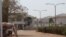 Devanture du CHR (Centre hospitalier régional) Lomé-Commun, réquisitionné pour le traitement des personnes atteintes de Covid-19, Lomé, 31 mars 2020. (VOA/Kayi Lawson)