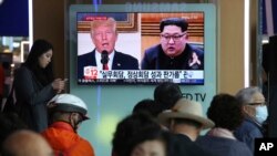 韩国民众2018年5月29日观看有关美韩峰会的电视报道（美联社）