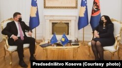 Specijalni izaslanik Evropske unije Miroslav Lajčak i kosovska predsednica Vjosa Osmani (Foto: Predsedništvo Kosova)