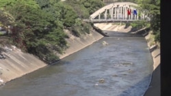 Algunos venezolanos buscan "diluir" su desespero en el río Guaire