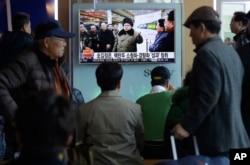 Người dân Hàn Quốc xem truyền hình chiếu cảnh lãnh tụ Bắc Triều Tiên Kim Jong Un tuyên bố nước ông đã chế tạo được đầu đạn hạt nhân thu nhỏ có thể gắn vào phi đạn đạn đạo.