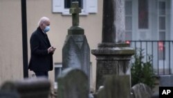 Predsjednik SAD Joe Biden na groblju katoličke crkve u Wilmingtonu, Delaware. (Foto: AP/Matt Rourke)