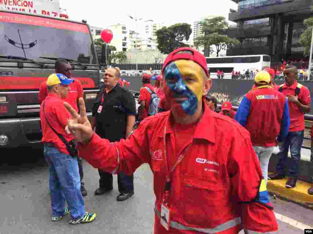 Seguidor chavista se pinta la bandera de su país en la cara en apoyo a las políticas del actual presidente Nicolás Maduro. Foto: Álvaro Algarra/VOA