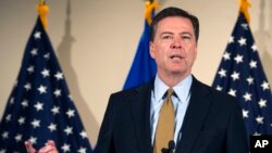 El director del FBI, James Comey, recomienda no presentar cargos delictivos contra Hillary Clinton por el uso de un servidor privado de emails durante su tiempo como Secretaria de Estado.