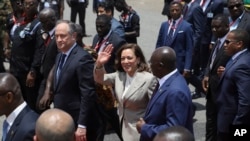 La vicepresidenta de EE. UU., Kamala Harris, saluda cuando llega a Accra, Ghana, el 26 de marzo de 2023. Harris se encuentra en una visita africana de siete días que también la llevará a Tanzania y Zambia.