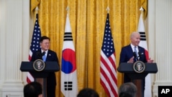 Presiden AS Joe Biden dan Presiden Korea Selatan dalam konferensi pers bersama di Gedung Putih, Washington, Jumat, 21 Mei 2021. (Foto: AP Photo/Alex Brandon)