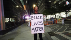 Un manifestante lleva un cartel que dice: "Las vidas negras importan", mientras marcha en protesta por las calles de Nueva York el lunes 1 de junio de 2020.