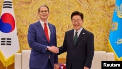 2026년 5월 13일 서울 청와대에서 스콧 베센트 미국 재무장관이 이재명 한국 대통령과의 회동 중 악수를 나누는 모습.