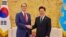 2026년 5월 13일 서울 청와대에서 스콧 베센트 미국 재무장관이 이재명 한국 대통령과의 회동 중 악수를 나누는 모습.