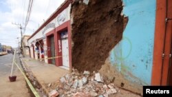 Las paredes de varias viviendas y otras edificaciones sufrieron cuantiosos daños en la ciudad de Oaxaca, México por el sismo ocurrido en la mañana del 23 de junio de 2020.