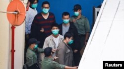 تعدادی از فعالین حامی دموکراسی در حال رفتن به سمت محکمه در هانگ کانگ