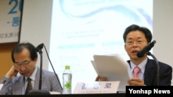 26일 서울대학교 호암교수회관에서 열린 '2012 통일의식조사 발표'에서 서울대 통일평화연구원 김병로 교수.