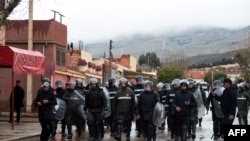 La police patrouille dans la rue dans l'ancienne ville minière de Jerada, Maroc, 16 mars 2018.
