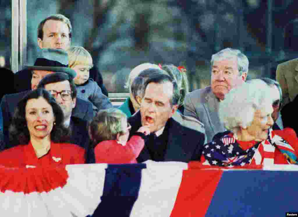 پرزیدنت جورج هربرت واکر بوش،&nbsp;در مراسم جشن پیش از آغاز دوران ریاست جمهوری در کنار خانواده است &nbsp;