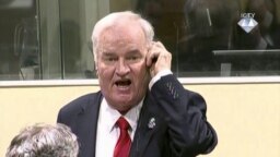 Ratko Mladić negoduje prije nego što će biti udaljen iz sudnice tokom izricanja presude, 22. novembar 2017.