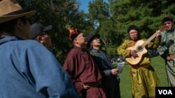 "如果哪一天，蒙古的唱调，蒙古的马头琴，蒙古的优美的文化，从历史舞台上消去的时候...你只能听到牡丹歌的声音...你觉得美吗，” 蒙古族人宝力徳问道。（美国之音记者文灏拍摄）