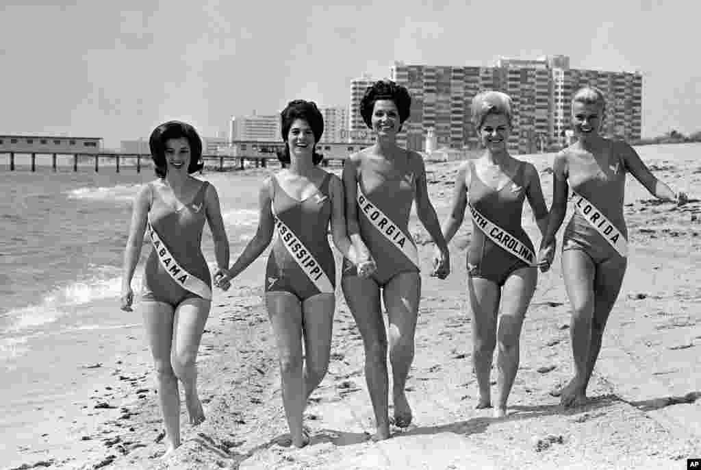 امروز در تاریخ: چند روز پیش مسابقه دختر شایسته آمریکا برگزار شد. این عکس از همین مسابقه در سال ۱۹۶۶ در ایالت فلوریدا.&nbsp;