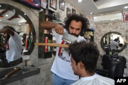 بالوں میں لیئر ڈالنے کے لیے علی عباس گوشت کے ٹکڑے کرنے والے بغدے کا بھی استعمال کرتے ہیں۔