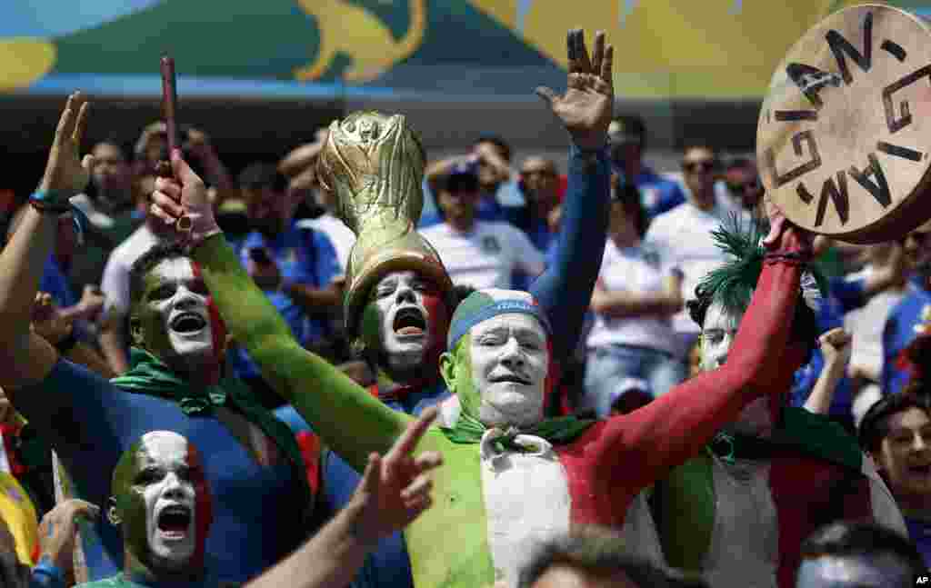 Italian supporters react before the group D World Cup soccer match between Italy and Costa Rica at the Arena Pernambuco in Recife, Brazil, June 20, 2014. 