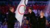 在索契冬奥会闭幕式上，国际奥委会主席巴赫把奥林匹克旗帜交给韩国平昌市市长李熙来。（2014年2月23日）