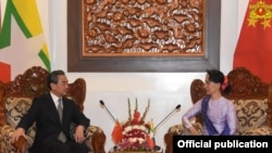 ၂၀၁၇ နိုဝင်ဘာလတုန်းက တရုတ်နိုင်ငံခြားရေးဝန်ကြီး ဝမ်ရီနှင့် နိုင်ငံတော်အတိုင်ပင်ခံပုဂ္ဂိုလ်ဒေါ်အောင်ဆန်းစုကြည် တွေ့ဆုံစဉ် (Myanmar State Counsellor Office)
