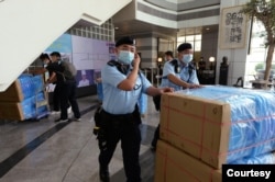 2020年8月10日香港警方搜查壹传媒大楼。（苹果日报图片）