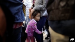 一名墨西哥兒童和家人在邊境等待向美國政府提出政治庇護。 2018年6月13日。