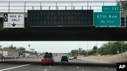 Jalan bebas hambatan di kota Phoenix, negara bagian Arizona, tempat terjadinya penembakan kendaraan-kendaraan baru-baru ini.