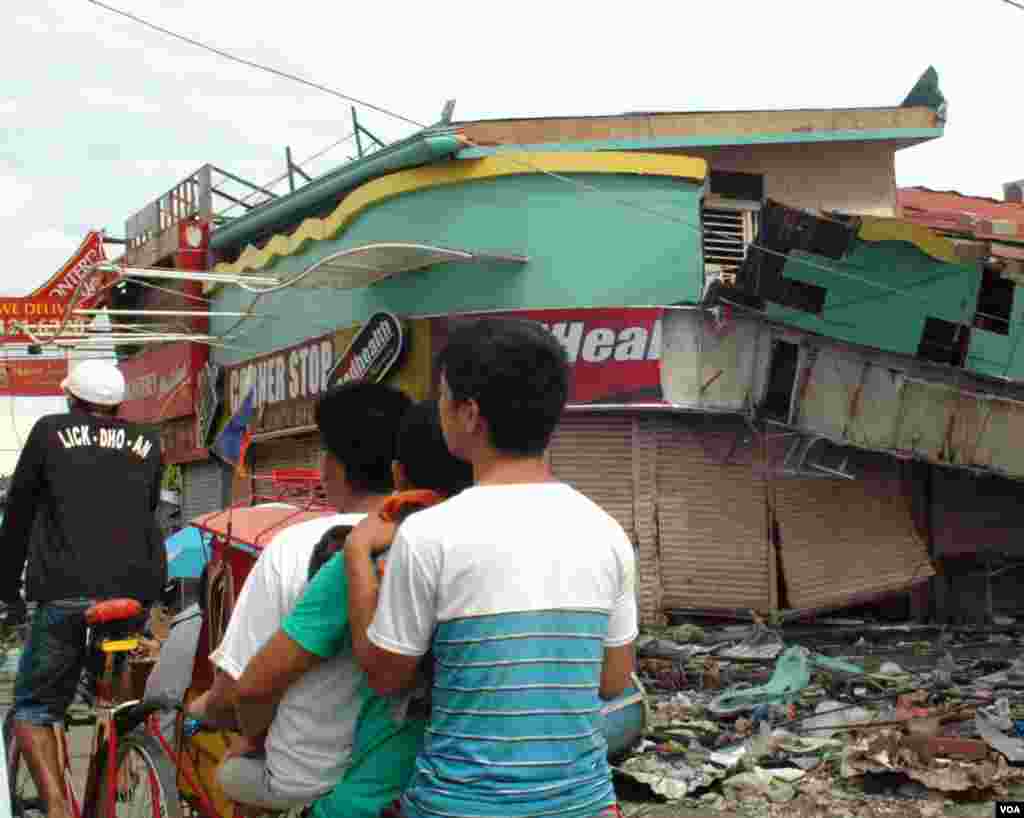 Tacloban's commercial infrastructure was wiped out by the typhoon, Nov. 21, 2013. (Steve Herman/VOA)