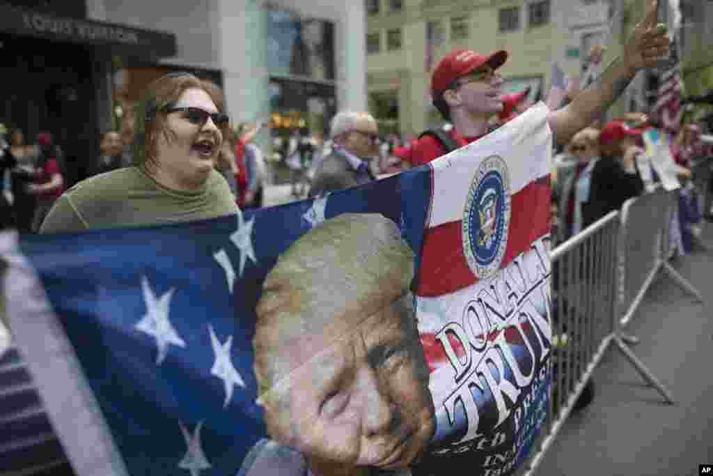 Los partidarios del presidente Donald Trump apoyan al mandatario de Estados Unidos, mientras otros manifestantes están en contra por sus políticas ambientales en Nueva York, el 29 de abril de 2017.