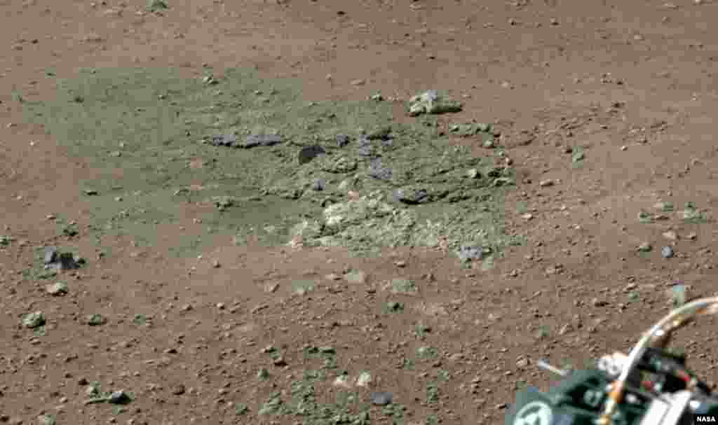 Карпеста почва што се покажала откако моторите на Кјуриозити ја дувнале прашината од површината на Марс. 