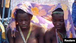 (Ảnh tư liệu) - Các em gái nhập môn Zambia, còn được biết tới với tên gọi Chinamwali, chờ để ra mắt công chúng, trong buổi lễ truyền thống Kulamba Cewa, chứng tỏ đã đến tuổi sẵn sàng kết hôn.