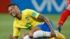 Neymar se tient le tibia lors du match entre le Brésil et la Belgique, Russie, le 6 juillet 2018. 