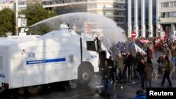Polisi anti huru-hara Turki menyemprot air pada para demonstran dalam protes melawan Partai Ak yang berkuasa dan Perdana Menteri Recep Tayyip Erdogan, di Istanbul (22/12). 