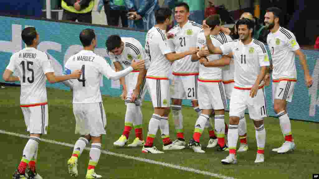 Au Stade Spartak de Moscou, les joueurs mexicains célèbrent leur premier but du match le 2 juillet 2017.