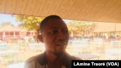 Aloys Oussé est commerçant ambulant à Ouagadougou, 8 décembre 2018. (VOA/Lamine Traoré)