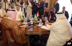 ຈາກຊ້າຍໄປຫາຂວາ ລັດຖະມົນຕີຕ່າງປະເທດ ຊາອຸດີ ທ່ານ Adel al-Jubeir ລັດຖະມົນຕີຕ່າງປຫະເທດ ສະຫະລັດເອເມີເຣັສ ທ່ານ Abdullah bin Zayed al-Nahyan ລັດຖະມົນຕີຕ່າງປະເທດອີຈິບ ທ່ານ Sameh Shoukry ແລະລັດຖະມົນຕີຕ່າງປະເທດ Bahrain ທ່ານ Khalid bin Ahmed al-Khalifa.