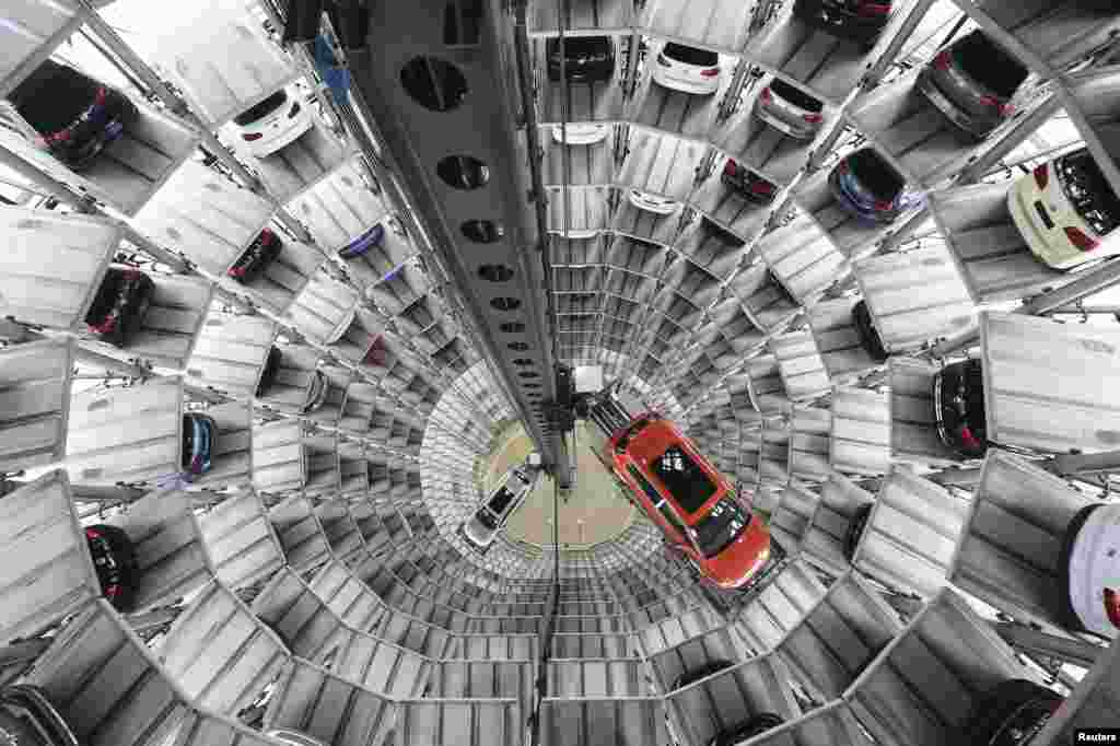 اتومبيل فولکس واگن گلف ۷ (راست) و فولکس واگن پسات در کارخانه خودروساز آلمانی فولکس واگن در ولفسبورگ سوار برج تحویل می&zwnj;شوند.