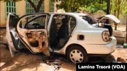 Des élèves ont saccagé le véhicule du proviseur du Lycée Philipe Zinda Kaboré, Ouagadougou, le 21 mai 2021. (VOA/Lamine Traoré)