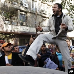 Un manifestant hostible au régime de Kadhafi devant l'ambassade libyenne au Caire