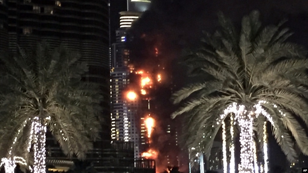 В Дубае горит 63-этажный отель. Огонь охватил почти весь небоскреб