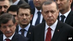 احمد داوود اوغلو (چپ) در کنار رجب طیب اردوغان