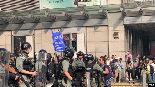 2019年10月27日，一名女士在抗议现场与港警交谈。(美国之音李逸华拍摄)
