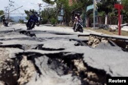انڈونیشیا کے علاقے پالو میں زلزلے کے بعد سڑکیں ٹوٹ پھوٹ کا شکار ہو گئیں۔ 2 اکتوبر 2018