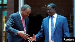 Rais wa Kenya Uhuru Kenyatta (Kushoto) anyoosha mkono wa salamu kwa kiongozi wa upinzani Raila Odinga (Kulia) mjini Nairobi, Machi 9, 2018. 